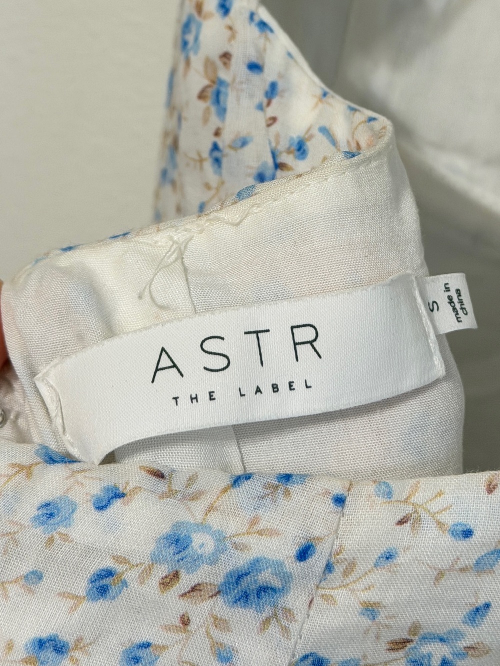 ASTR The Label Floral Linen Midi Dress Size Small Blue White - Picture 3 of 9